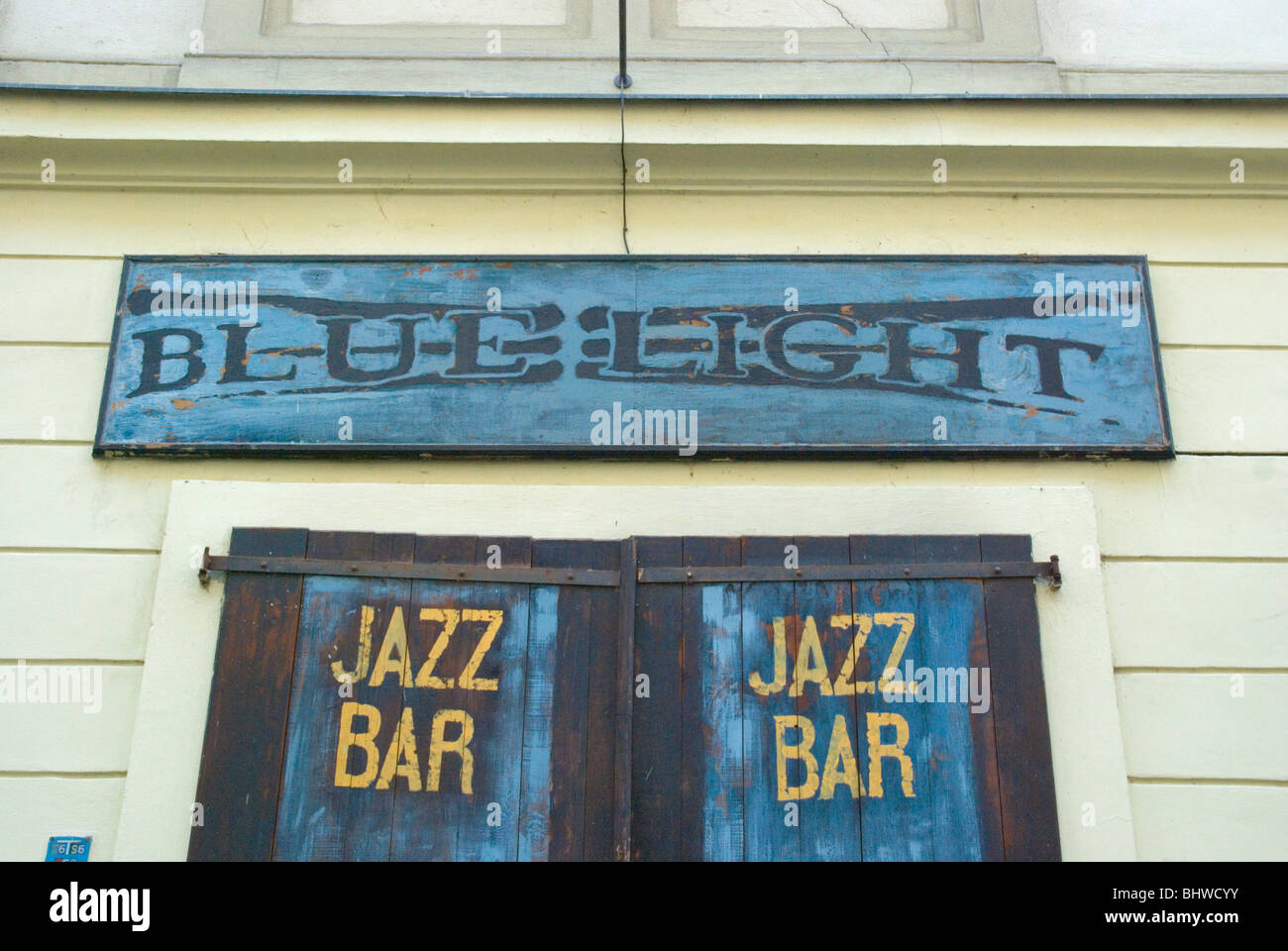 La luce blu jazz bar esterno Via Josefska Mala Strana di Praga Centrale Repubblica Ceca Europa Foto Stock