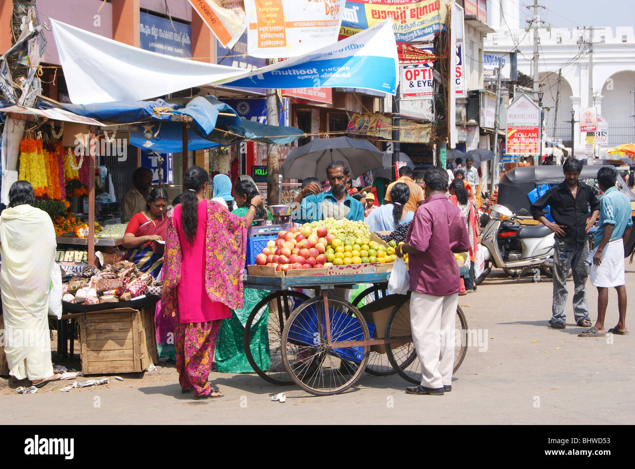 Venditore di frutti di vendita ai suoi clienti. Vista da una molto Rush mercato aperto nella città di Trivandrum,Kerala Foto Stock