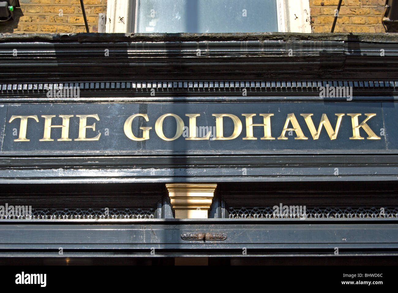 Facciata del goldhawk, un pub sulla Goldhawk road, Shepherd's Bush, a ovest di Londra - Inghilterra Foto Stock