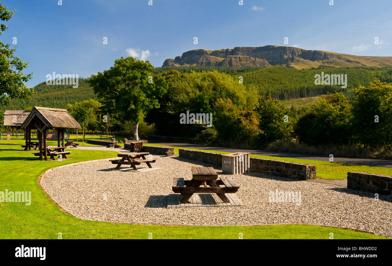 Swann's Bridge area pic-nic con i dirupi del Monte Binevenagh al di là vicino a Limavady County Londonderry Irlanda del Nord Regno Unito Foto Stock