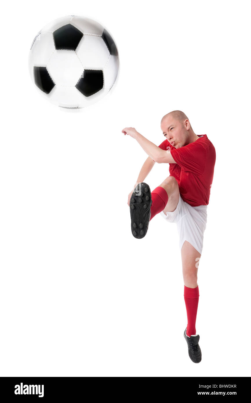 Piena isolati studio immagine da un giovane giocatore di calcio con sfera Foto Stock