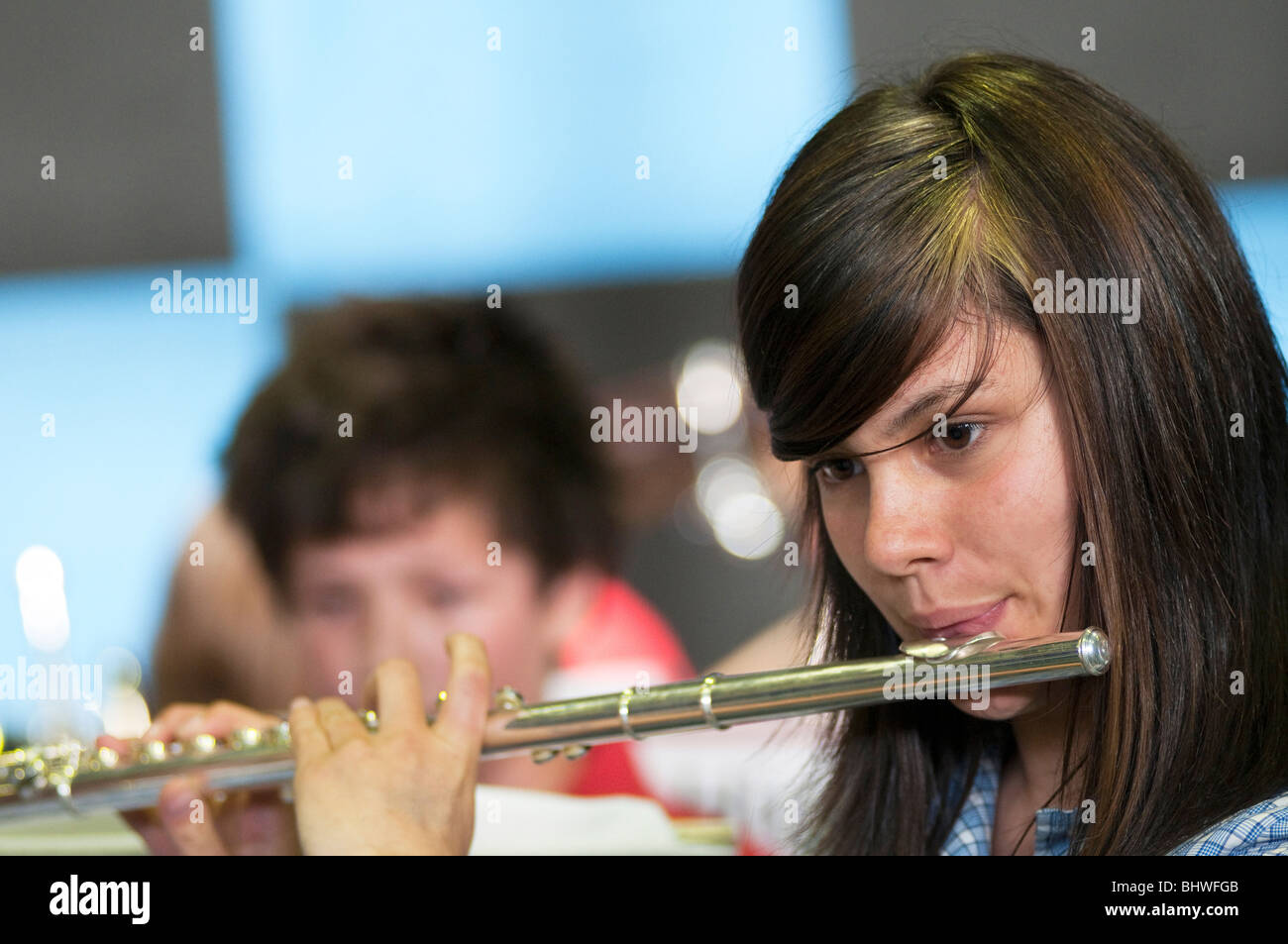 Una giovane ragazza che gioca flauto in una high school orchestra Foto Stock