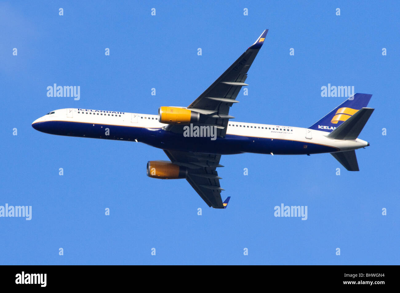 Boeing 757 azionato da Icelandair arrampicata fuori dopo il decollo dall'Aeroporto di Londra Heathrow Foto Stock