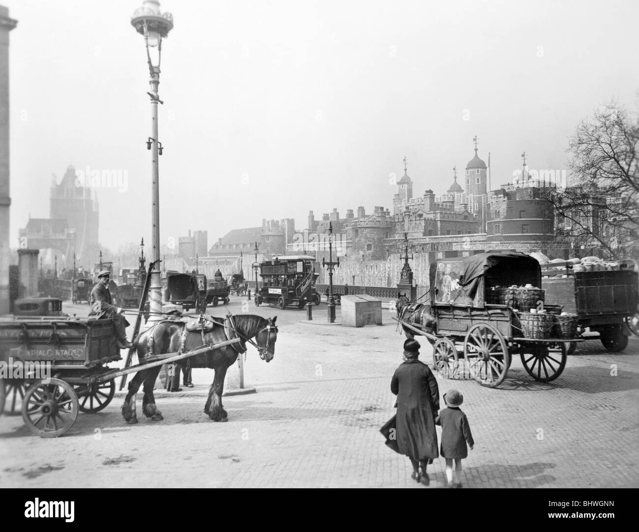 I carrelli al di fuori della Torre di Londra, c1930. Artista: George Davison Reid Foto Stock