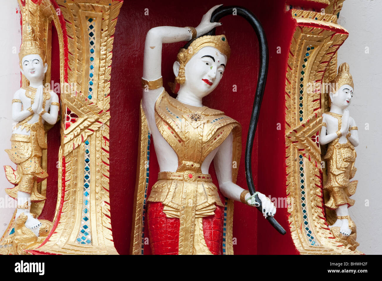 Mae Thorani, dea della terra torcersi le acque al di fuori della sua capelli, Wat Phra That Doi Suthep, Chiang Mai, Thailandia Foto Stock