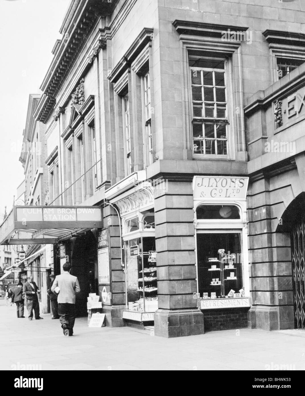 Un Lione teashop sull'angolo della stazione metropolitana di Fulham Broadway, Londra. Artista: sconosciuto Foto Stock
