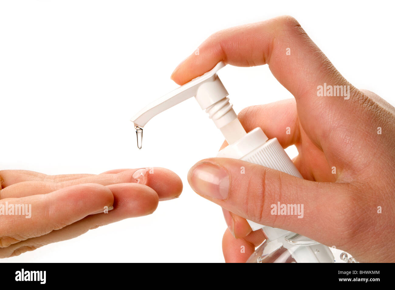 Mani con gel igienizzante Foto Stock