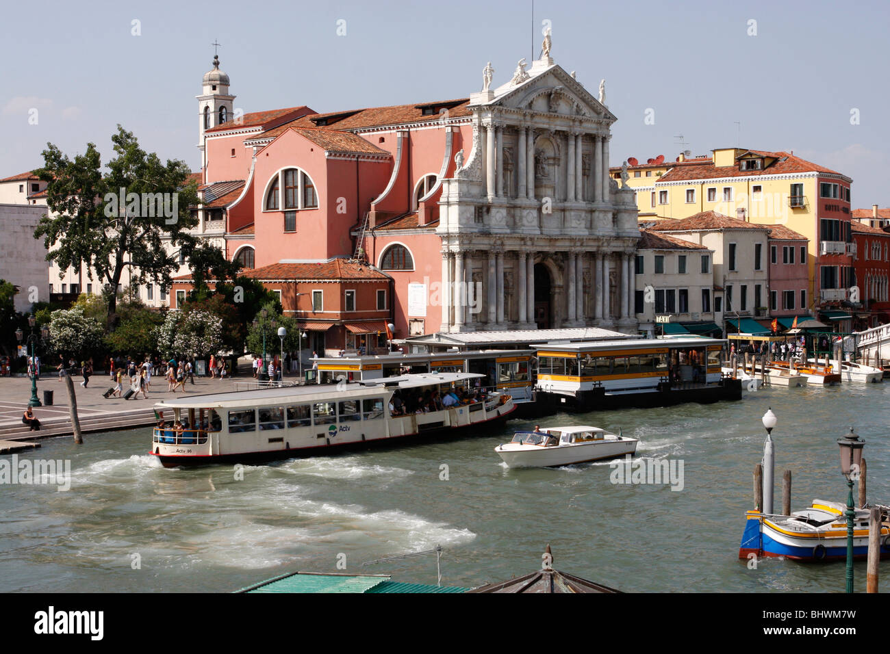 Un Vaporetta o acqua stazione bus fuori dalla stazione ferroviaria sul Grand Canal, Venezia, Italia Foto Stock