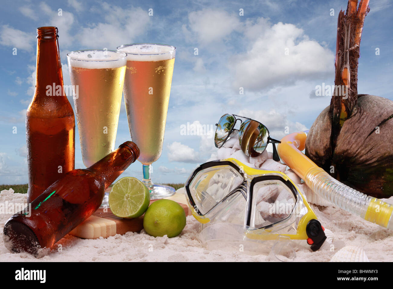 Un paio di birre fredde a lui beach Foto Stock