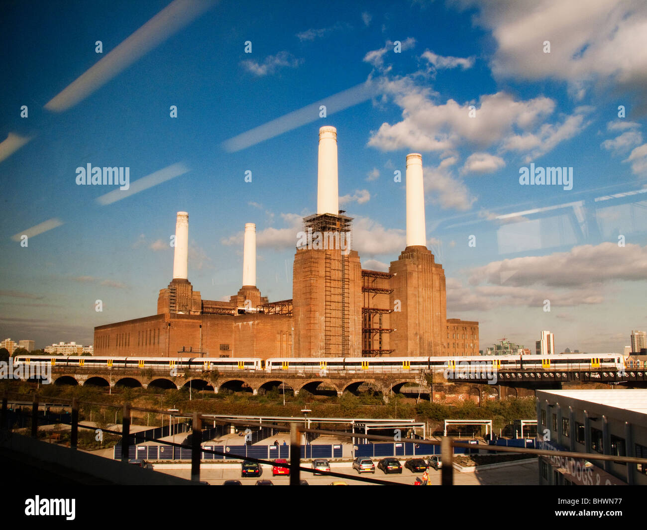 Battersea Power Station dal passaggio di un treno,Londra,Inghilterra Foto Stock