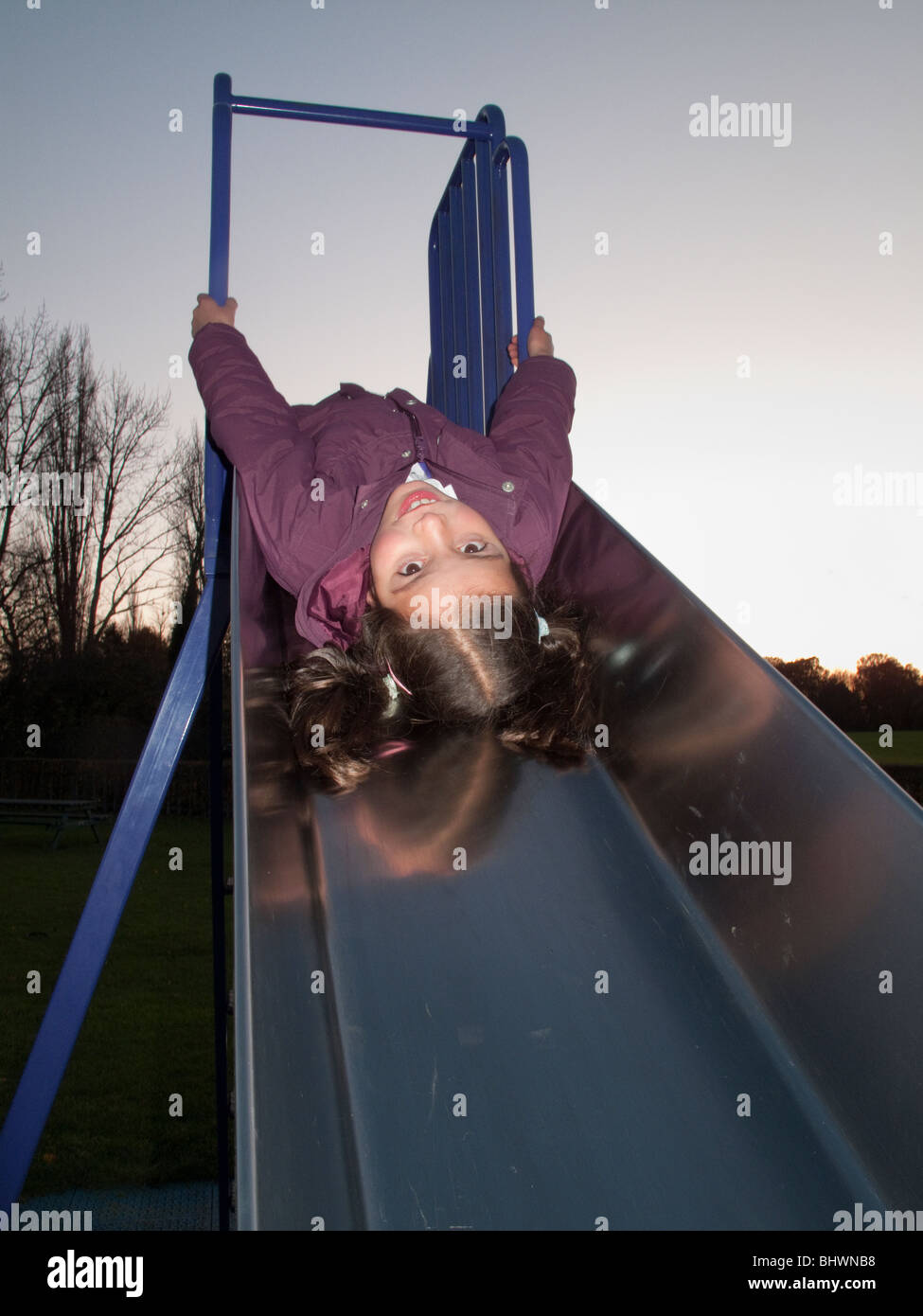 Bambino su un parco giochi slitta Foto Stock