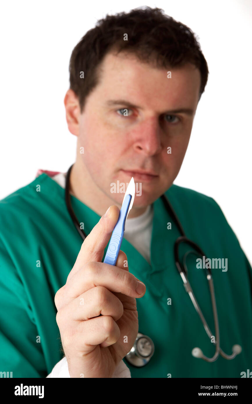 Uomo che indossa medical scrubs tenendo su sharp pulire lama a scalpello Foto Stock