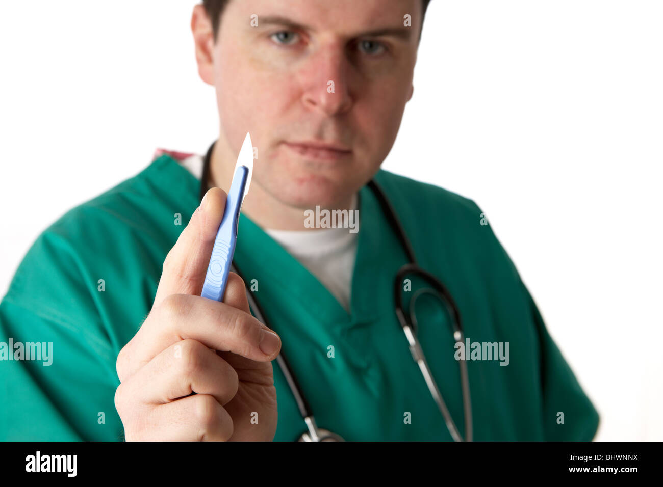 Uomo che indossa medical scrubs tenendo su sharp pulire lama a scalpello Foto Stock