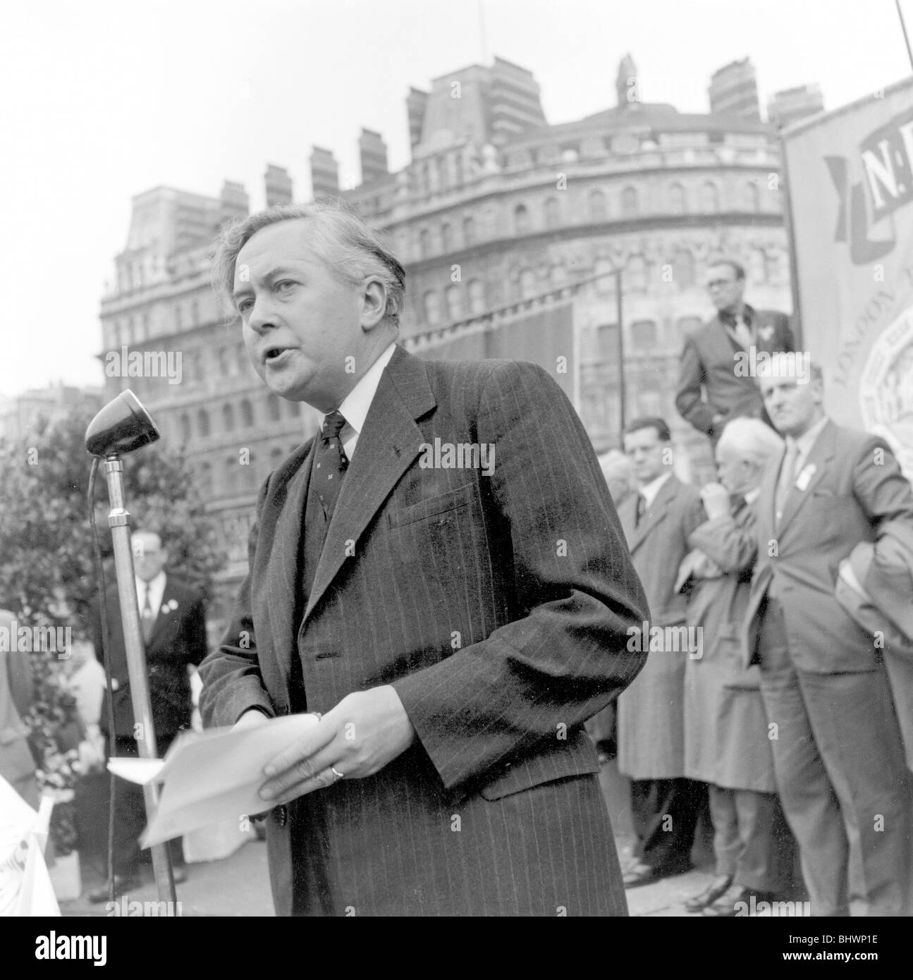 Harold Wilson parlando a Londra dimostrazione del lavoro contro l'affitto Act, 20 ottobre 1957. Artista: Henry Grant Foto Stock