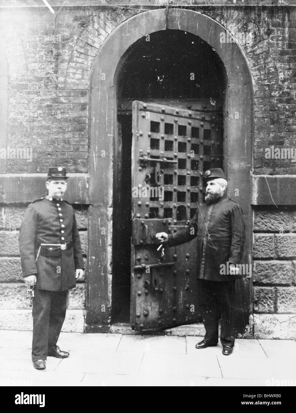 Il capo di Warder e il suo assistente presso lo sportello interno di Newgate Prison, Londra. Artista: sconosciuto Foto Stock