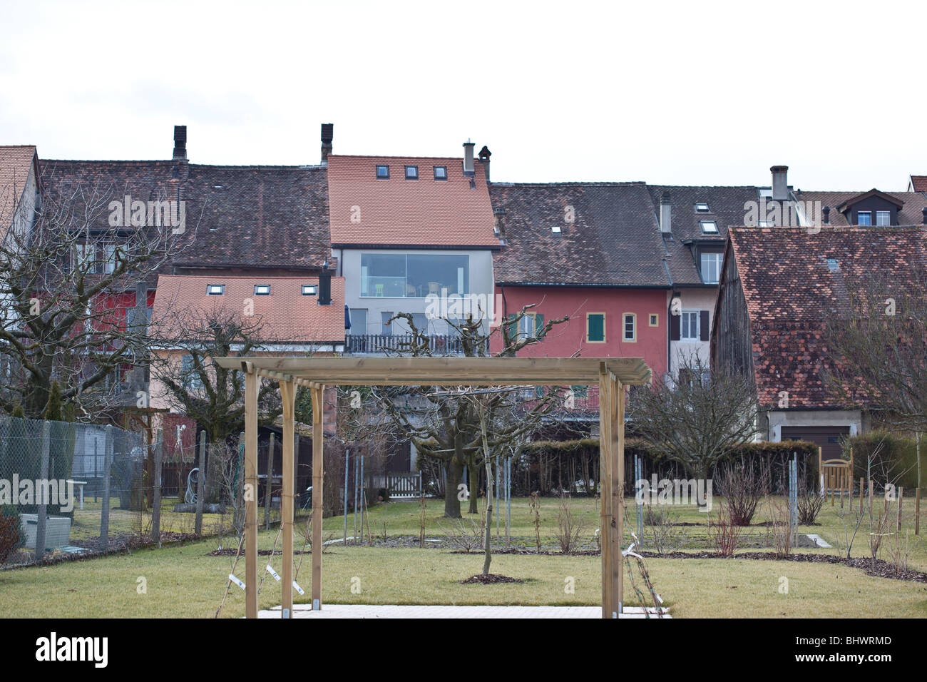 Il retro del vecchio villaggio svizzero, Le Landeron. Charles W. Lupica Foto Stock