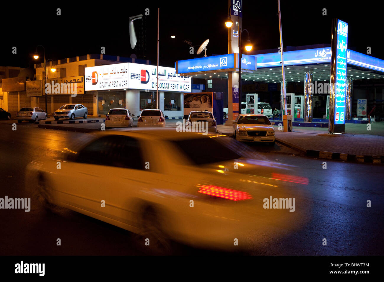 Traffico di notte a Riyadh in Arabia Saudita Foto Stock