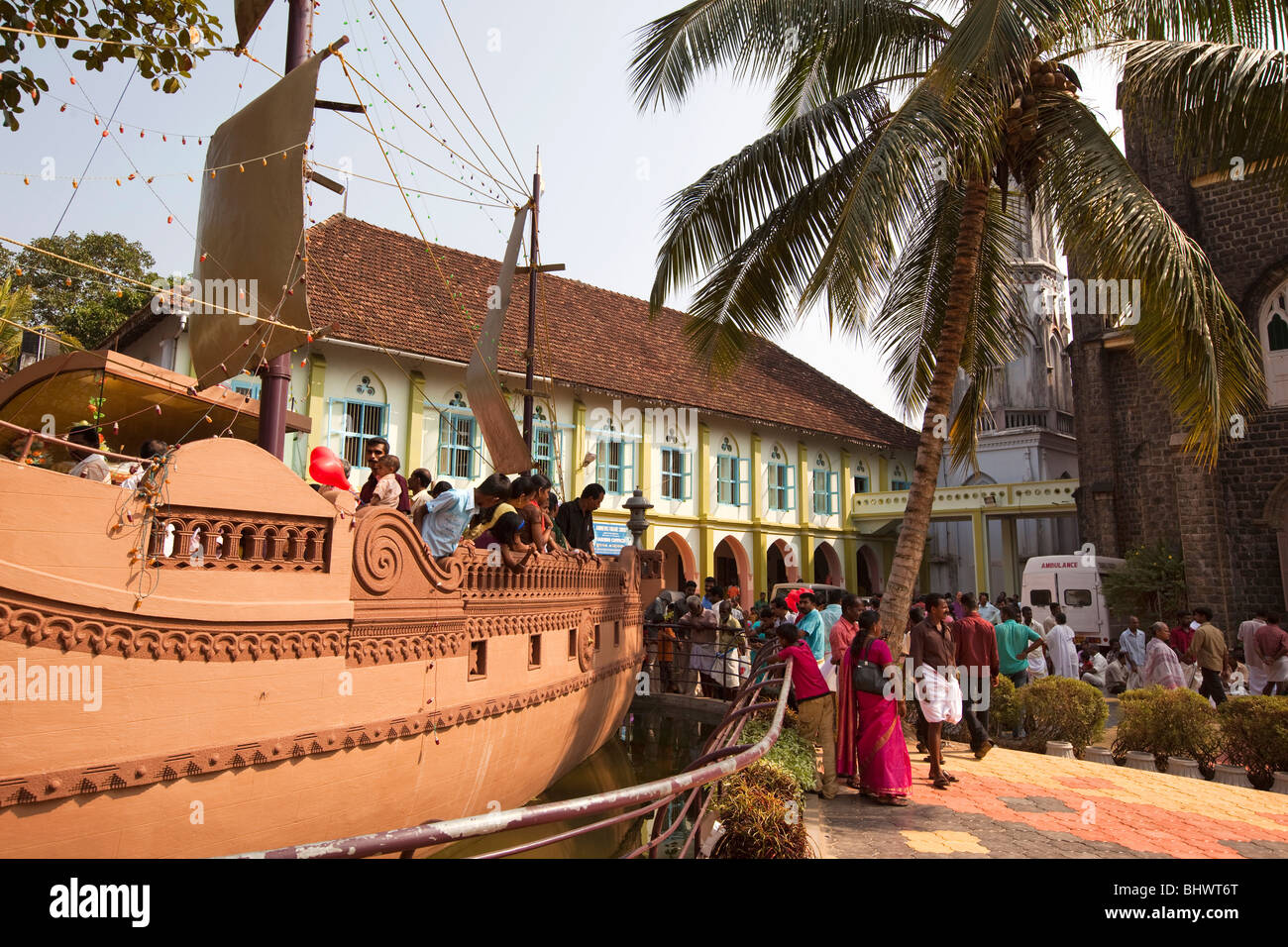 India Kerala, Alappuzha, (Alleppey) Arthunkal, festa di San Sebastian, Sant'Andrea Chiesa foraneo, pellegrini sulla nave di replica Foto Stock