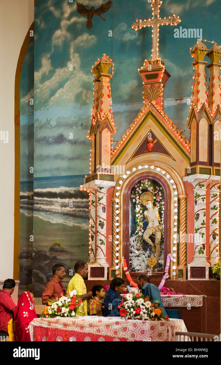 India Kerala, Alappuzha, (Alleppey) Arthunkal, festa di San Sebastian, St. Andrew's foranei Chiesa pellegrini al altare Foto Stock