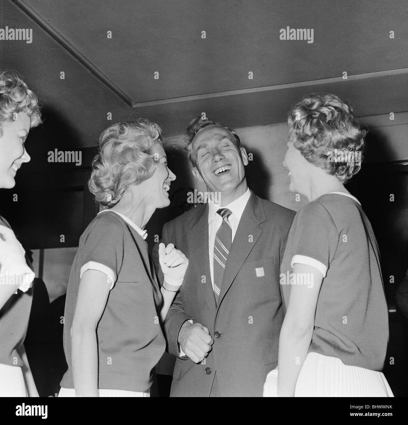 Calciatore inglese Billy Wright viene accolto dalla sua fidanzata gioia di Beverley sorelle come egli arriva all'Aeroporto di Londra, seguendo l'Inghilterra del eliminazione dal 1958 World Cup in Svezia. Qui egli è affiancato da altri due gemelle Teddie e Babs. Il 23 giugno 1958. Foto Stock Calciatore inglese Billy Wright viene accolto dalla sua fidanzata gioia di Beverley sorelle come egli arriva all'Aeroporto di Londra, seguendo l'Inghilterra del eliminazione dal 1958 World Cup in Svezia. Qui egli è affiancato da altri due gemelle Teddie e Babs. Il 23 giugno 1958. Foto Stock