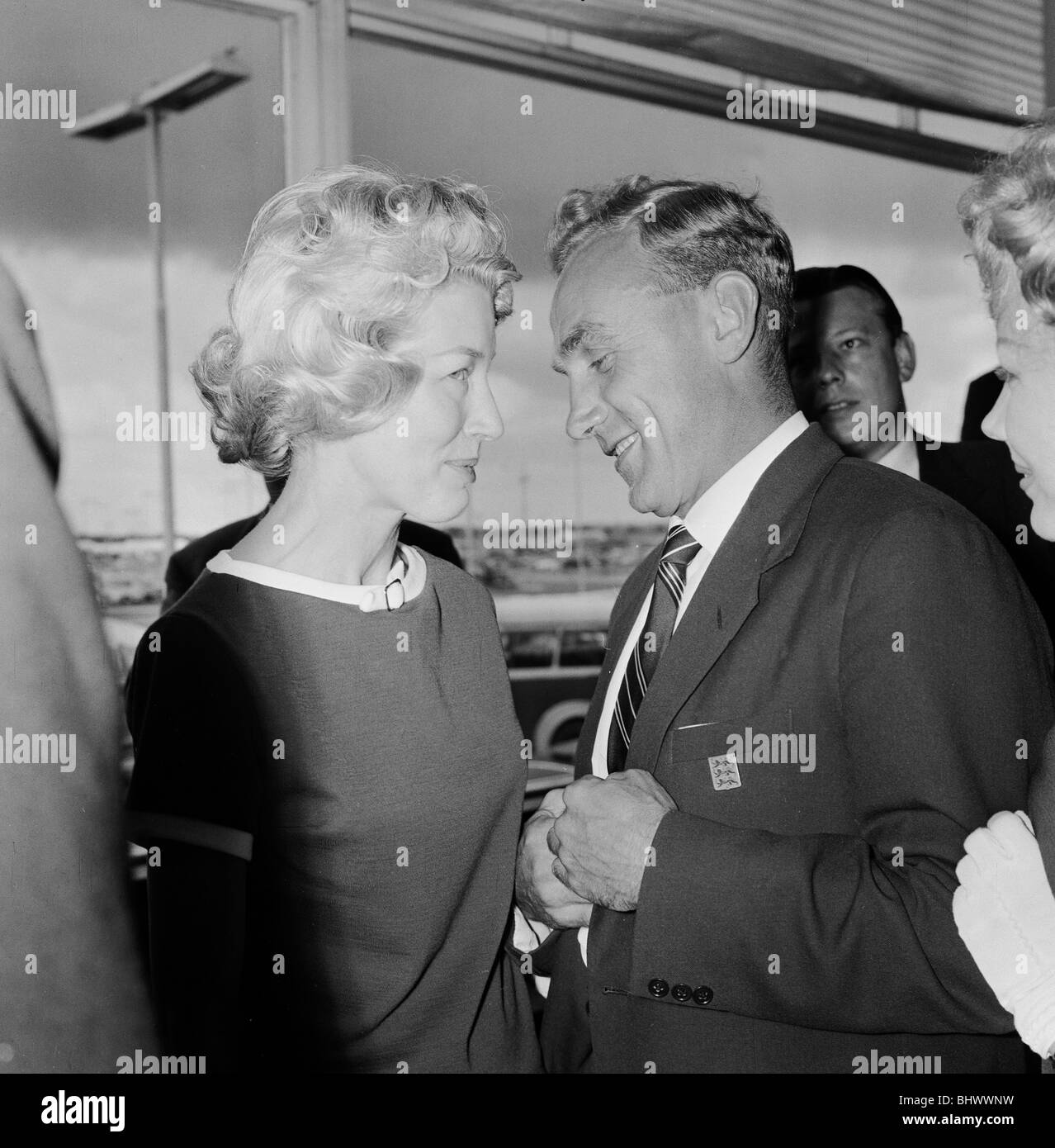 Calciatore inglese Billy Wright viene accolto dalla sua fidanzata gioia di Beverley sorelle come egli arriva all'Aeroporto di Londra, seguendo l'Inghilterra del eliminazione dal 1958 World Cup in Svezia. Il 23 giugno 1958. Foto Stock Calciatore inglese Billy Wright viene accolto dalla sua fidanzata gioia di Beverley sorelle come egli arriva all'Aeroporto di Londra, seguendo l'Inghilterra del eliminazione dal 1958 World Cup in Svezia. Il 23 giugno 1958. Foto Stock
