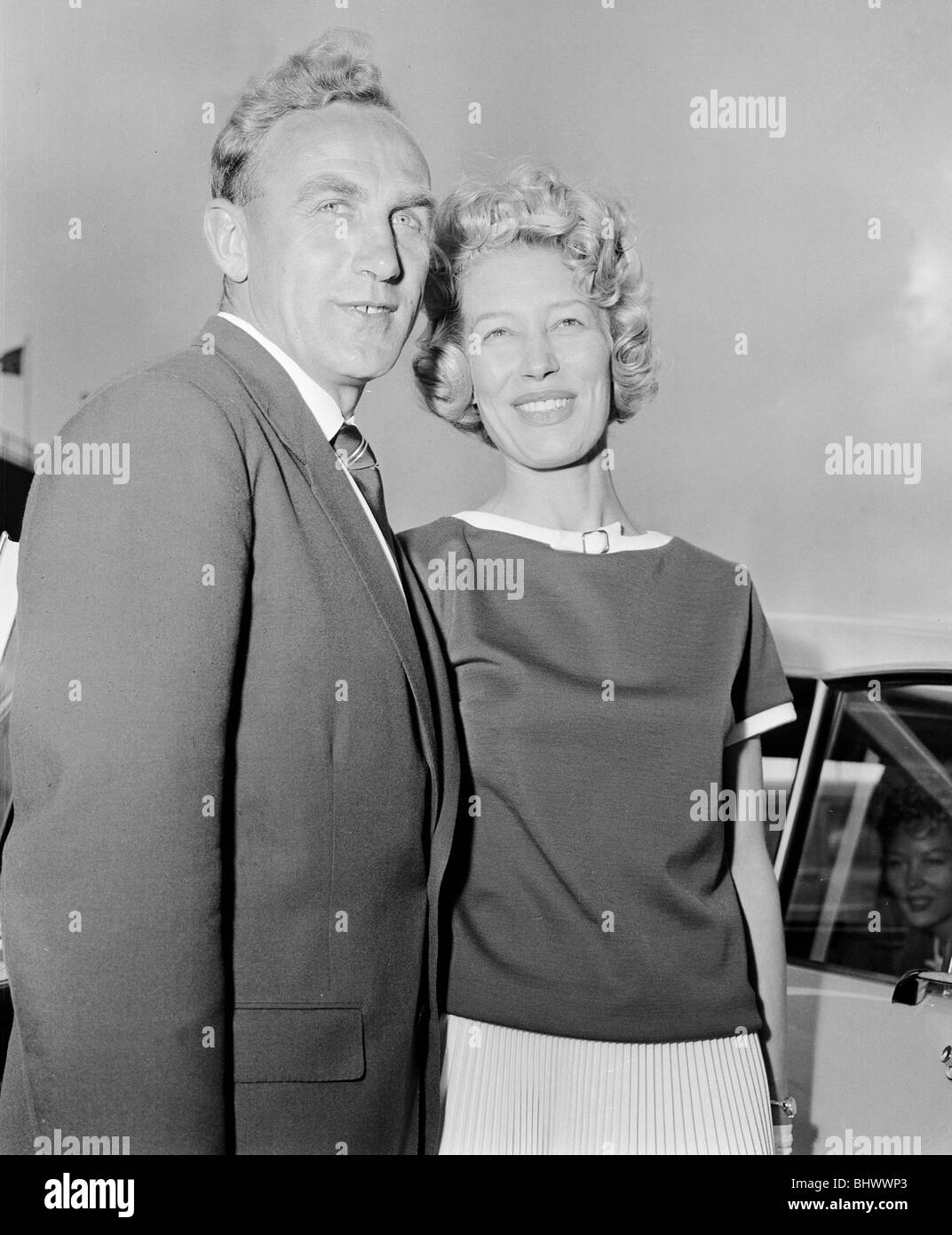 Calciatore inglese Billy Wright viene accolto dalla sua fidanzata gioia di Beverley sorelle come egli arriva all'Aeroporto di Londra, seguendo l'Inghilterra del eliminazione dal 1958 World Cup in Svezia. Il 23 giugno 1958. Foto Stock Calciatore inglese Billy Wright viene accolto dalla sua fidanzata gioia di Beverley sorelle come egli arriva all'Aeroporto di Londra, seguendo l'Inghilterra del eliminazione dal 1958 World Cup in Svezia. Il 23 giugno 1958. Foto Stock