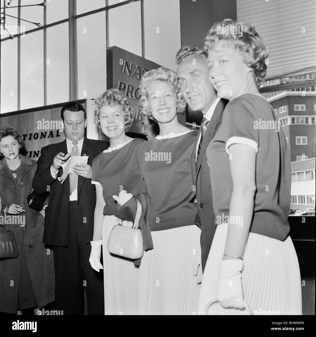 Calciatore inglese Billy Wright viene accolto dalla sua fidanzata gioia di Beverley sorelle come egli arriva all'Aeroporto di Londra, seguendo l'Inghilterra del eliminazione dal 1958 World Cup in Svezia. Qui egli è affiancato da altri due gemelle Teddie e Babette. Il 23 giugno 1958. Foto Stock Calciatore inglese Billy Wright viene accolto dalla sua fidanzata gioia di Beverley sorelle come egli arriva all'Aeroporto di Londra, seguendo l'Inghilterra del eliminazione dal 1958 World Cup in Svezia. Qui egli è affiancato da altri due gemelle Teddie e Babette. Il 23 giugno 1958. Foto Stock