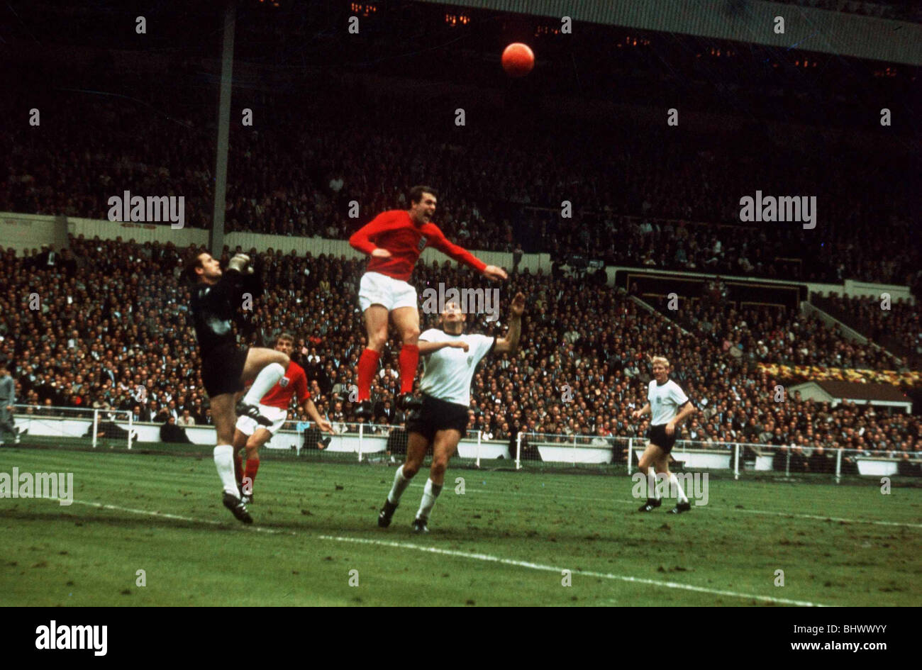 Finale di coppa del mondo di calcio Inghilterra 1966 4 Germania 2 a Wembley Geoff Hurst salta alla testa la sfera Foto Stock