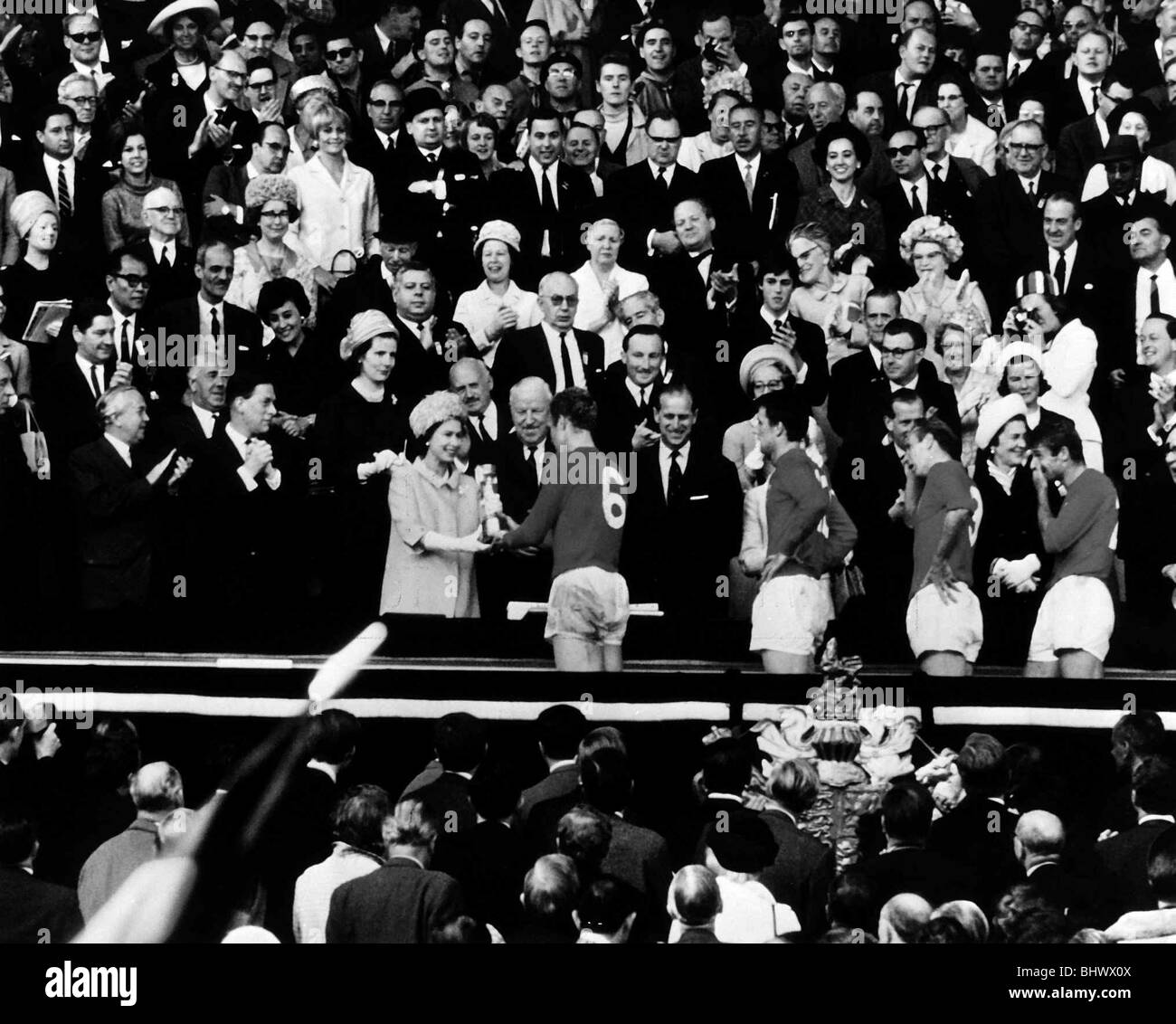 Finale di coppa del mondo di calcio Inghilterra 1966 4 Germania 2. Wembley. Queen Elizabeth presenta la Coppa del Mondo in Inghilterra il capitano Bobby Moore Foto Stock