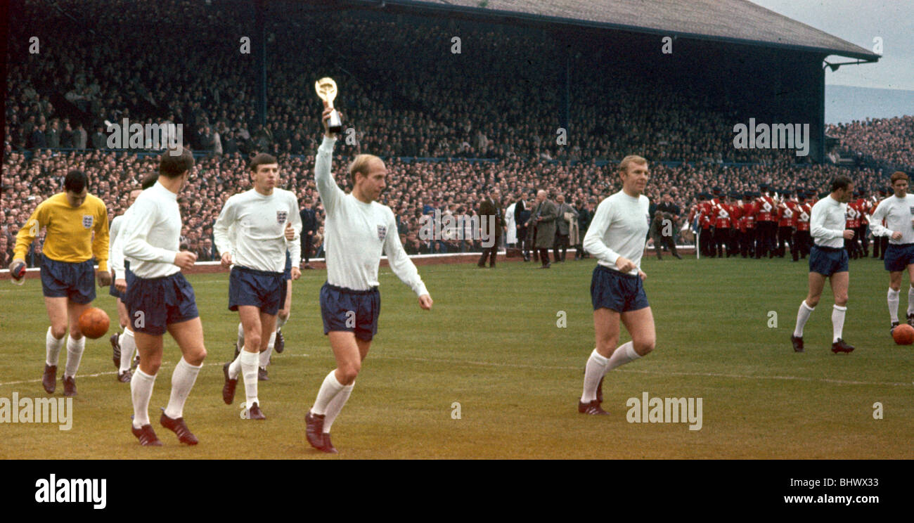 Incontro internazionale a Belfast Irlanda del Nord 0 v Inghilterra 2 Bobby Charlton detiene aloft Jules Rimet World Cup Trofeo alla folla nella loro prima partita dal diventare campioni del mondo Ottobre 1966 Foto Stock