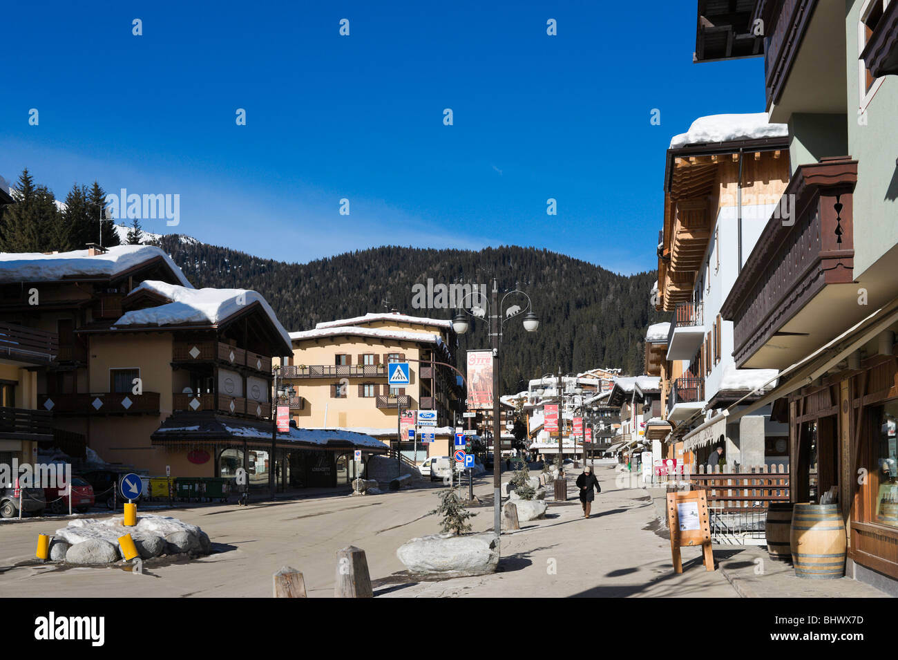 Strada principale nel centro del resort, Madonna di Campiglio, Trentino, Italia Foto Stock