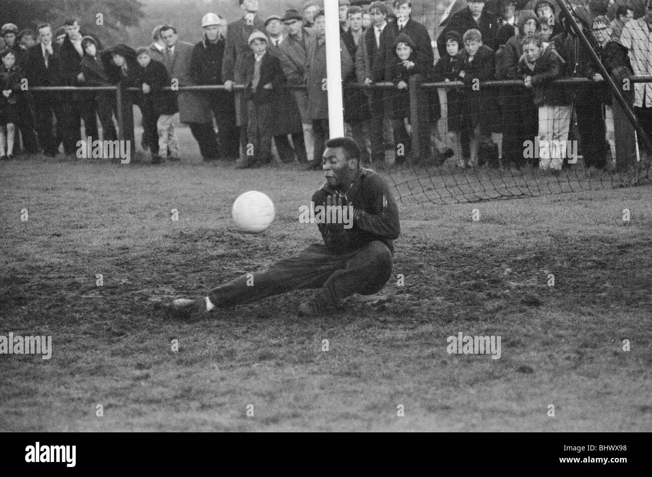 1966 World Cup in Inghilterra. Stella del Brasile football team Edson Arantes Do Nascimento, più comunemente noto come Pele, prende una svolta in obiettivo durante una sessione di formazione a Bolton. 11 luglio 1966. Foto Stock