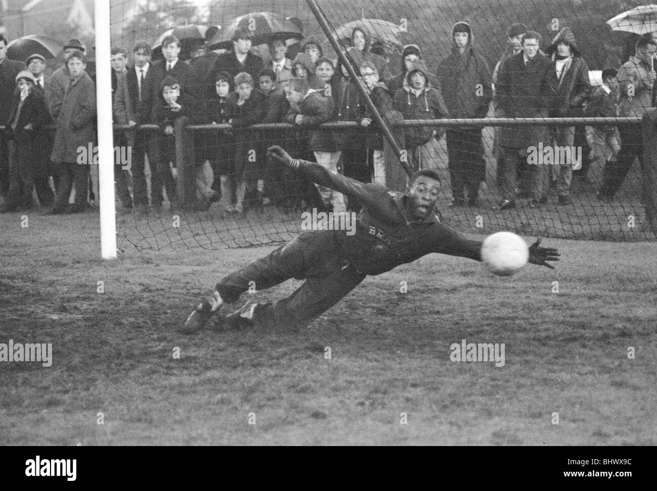 1966 World Cup in Inghilterra. Stella del Brasile football team Edson Arantes Do Nascimento, più comunemente noto come Pele, prende una svolta in obiettivo durante una sessione di formazione a Bolton. 11 luglio 1966. Foto Stock