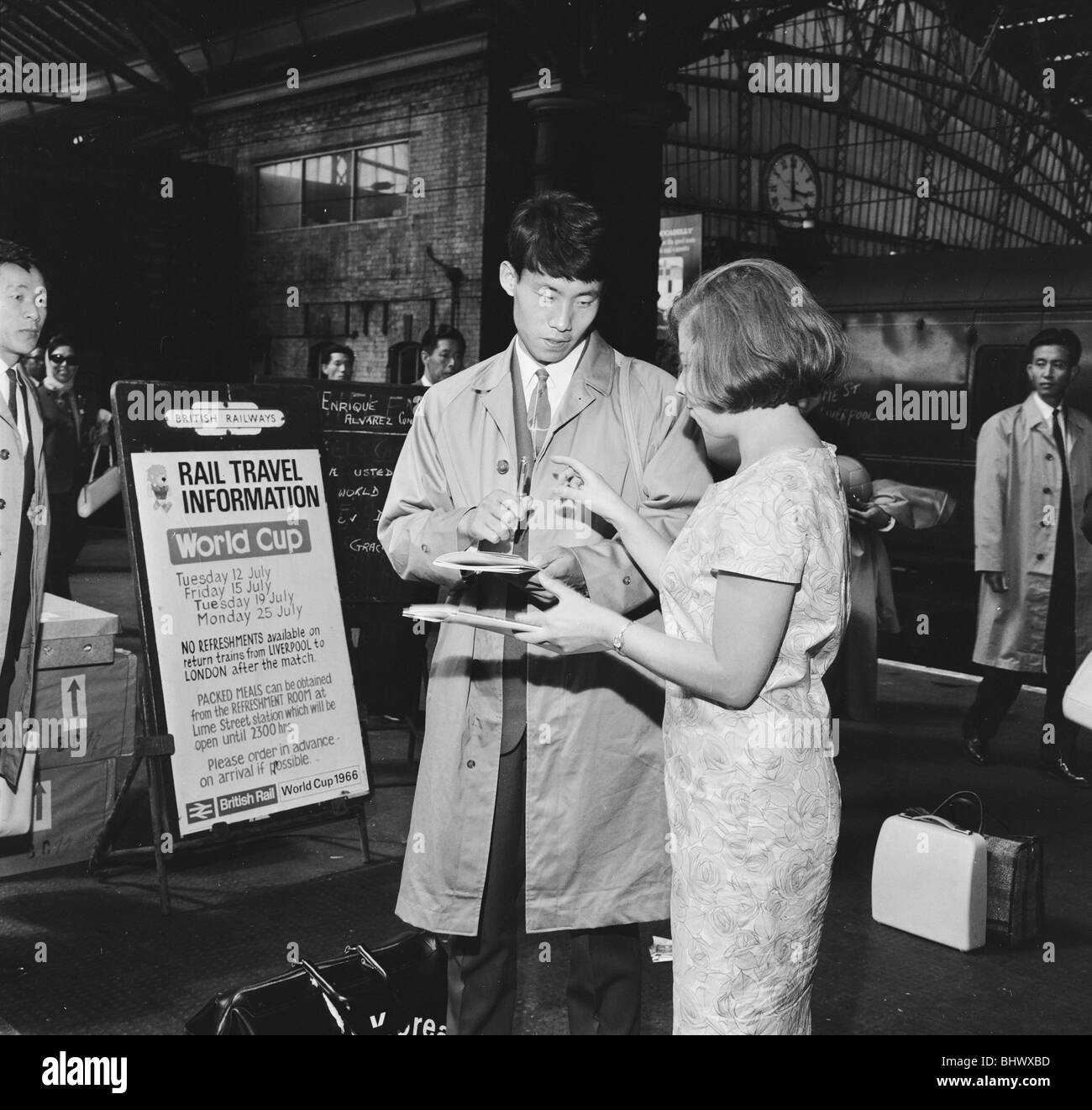 1966 World Cup in Inghilterra. Membri della Corea del Nord football team arrivano alla stazione di Lime Street di Liverpool in treno. Qui un giocatore firma un autografo per la diciannovenne Jenny Smith. Il 24 luglio 1966. Foto Stock