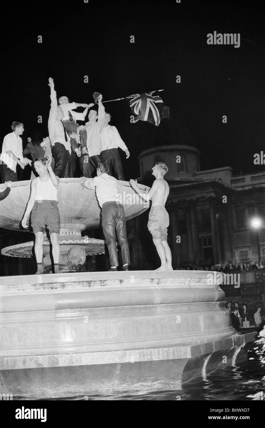 1966 World Cup in Inghilterra. Tifosi inglesi celebrare nelle fontane in Trafalgar Square a Londra alle 1 del mattino nella notte Foto Stock