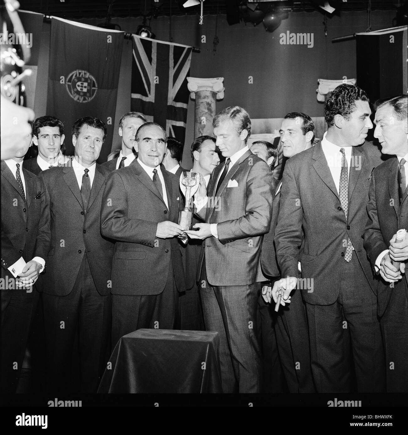1966 World Cup in Inghilterra. In inghilterra il capitano Bobby Moore con manager Alf Ramsey tenendo premuto il famoso Jules Rimet trophy Foto Stock