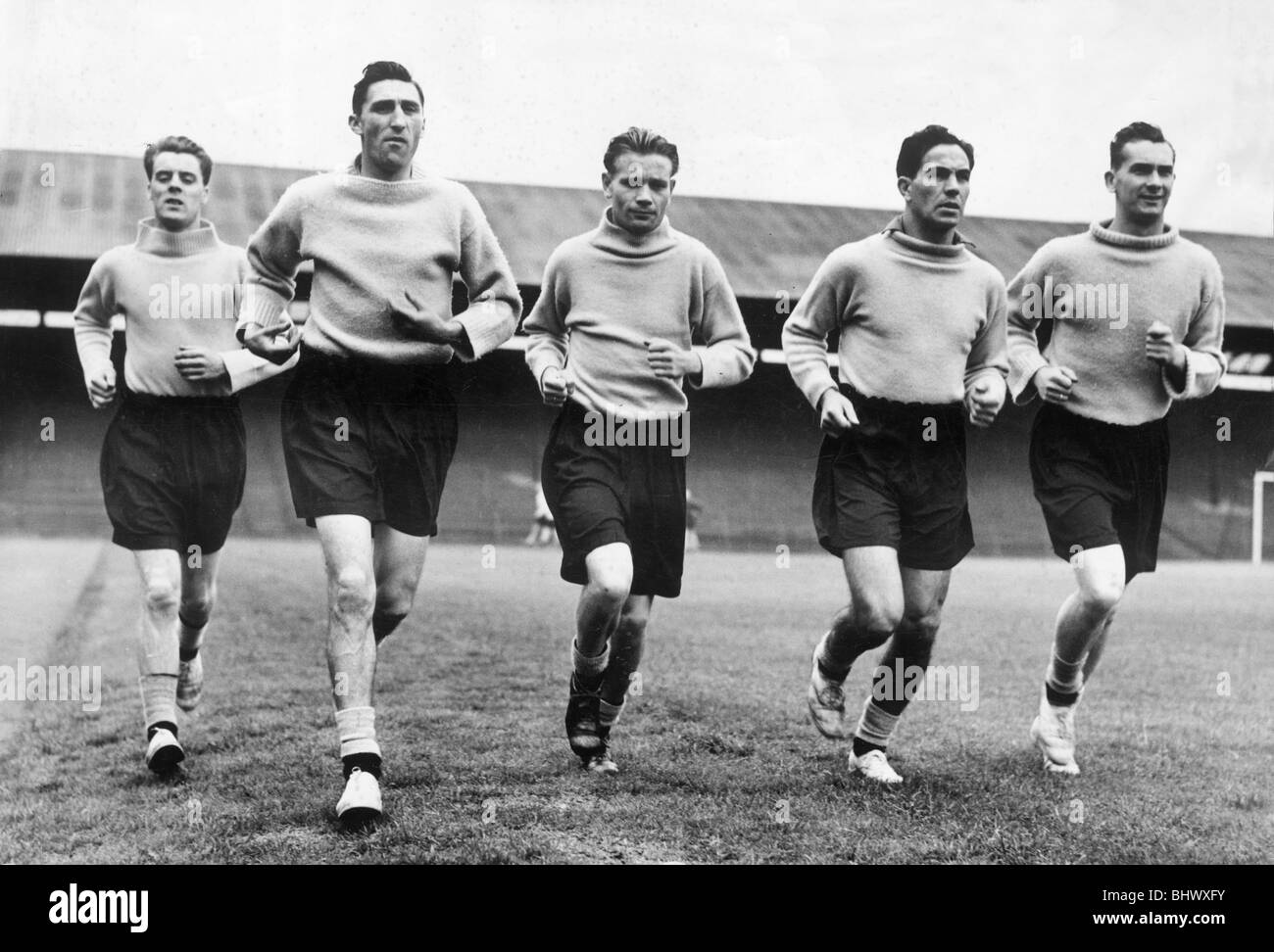 Newcastle United nella formazione di l-r: Mitchell, Brennan, Crowe, Robeldo e Jackie Milburn. 11 agosto 1952. Mantenersi in forma presso il St Foto Stock