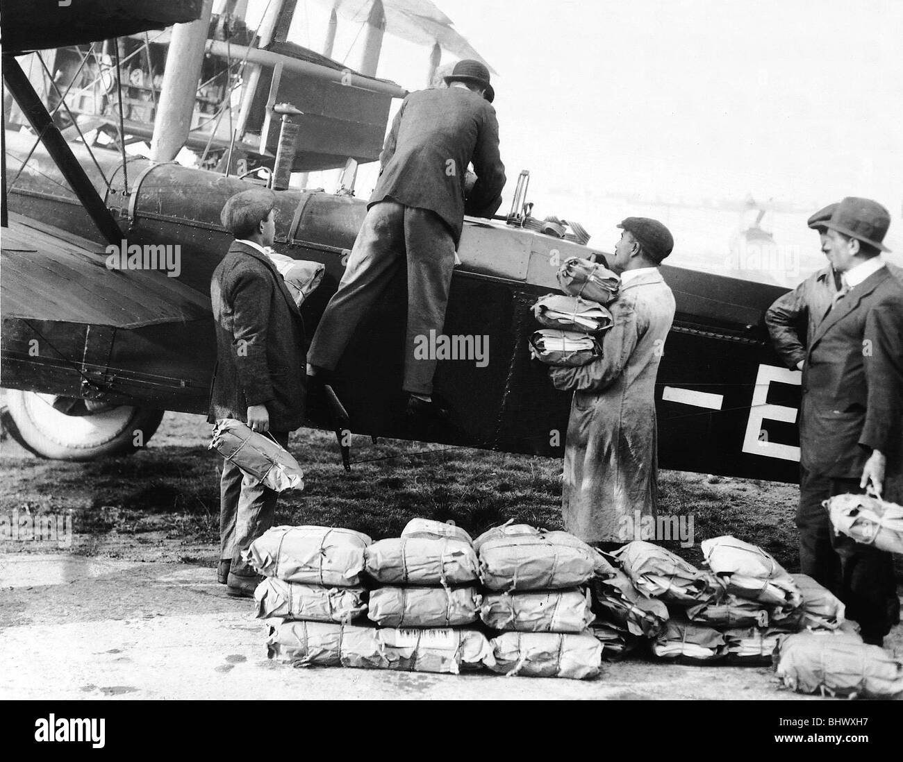 Quotidiano Daily Mirror vengono caricate su un Vickers 100 aeromobili per la consegna a Newcastle upon Tyne dall'aria. Ottobre 1919 Foto Stock