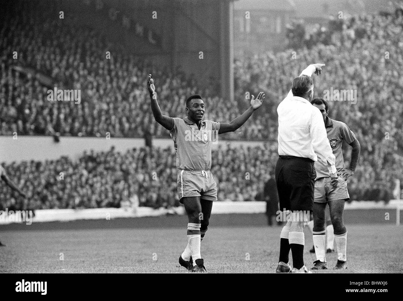 Pele Luglio 1966 alza le mani come l'arbitro awards un calcio di punizione nella Scozia v gioco del Brasile nel 1966 all'Hampden Park. y2k Foto Stock