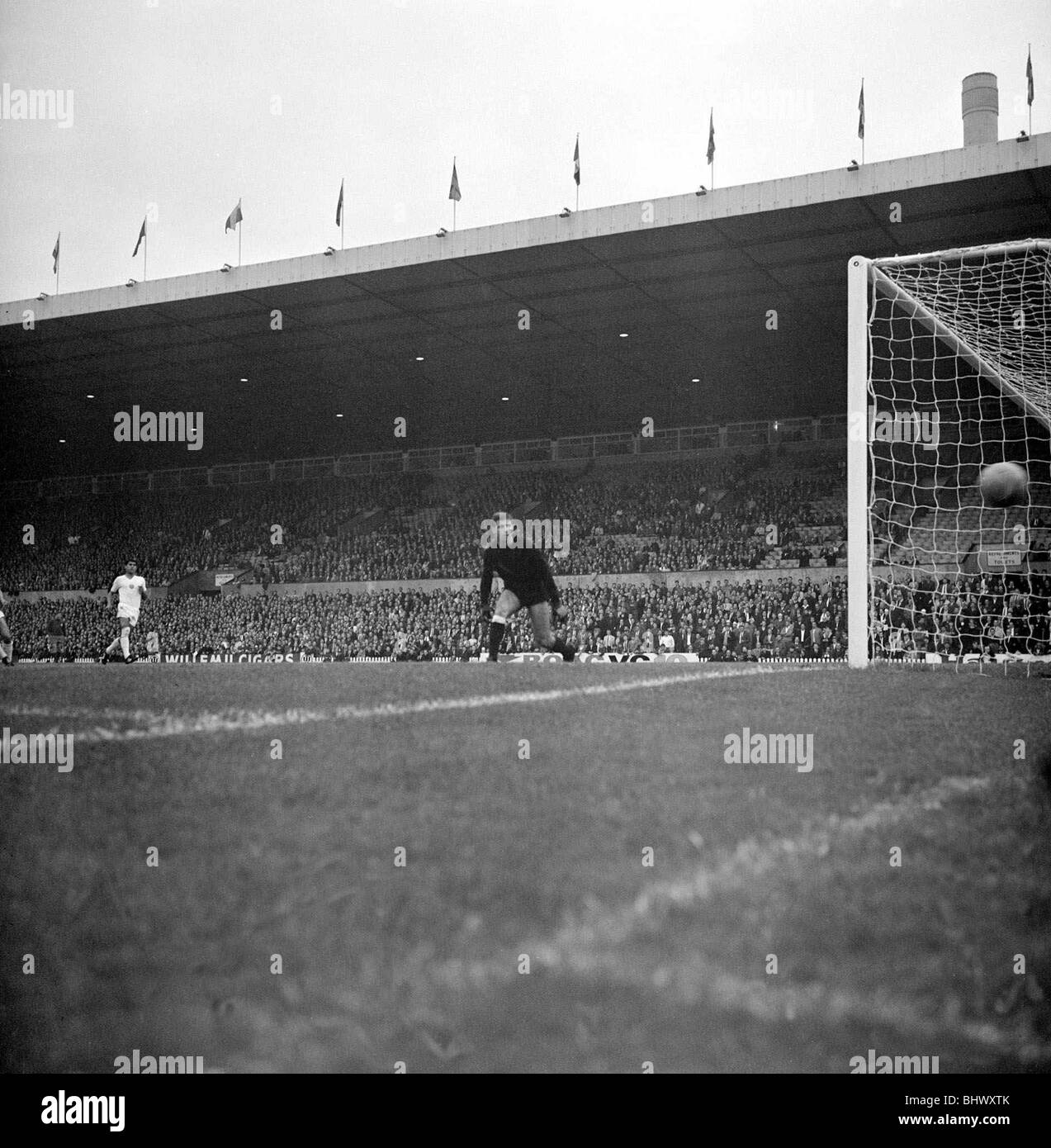 La Coppa del Mondo contro la Bulgaria Portogallo a Old Trafford 17 luglio 1966 s/m di un near miss Foto Stock