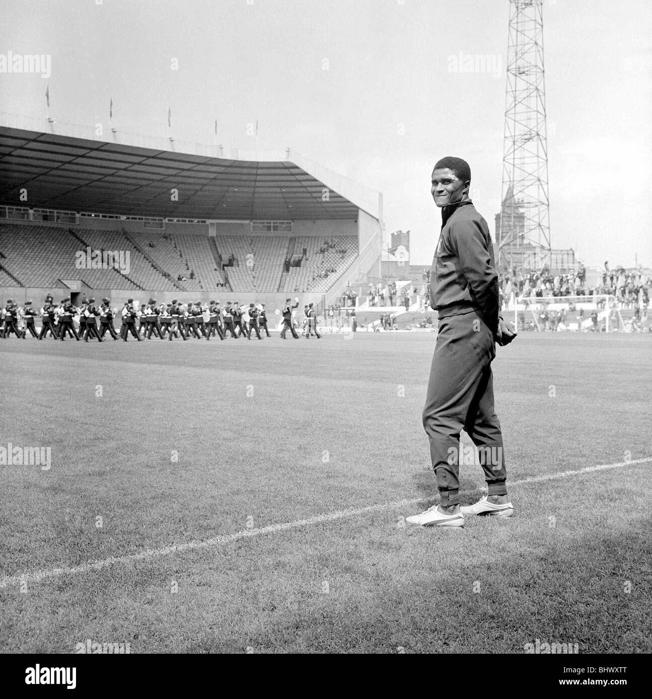 La Coppa del Mondo contro la Bulgaria Portogallo a Old Trafford 17 luglio 1966 il Portogallo Eusebio ascolta la band prima della partita. Indossando un intonaco sul suo occhio brow. Luglio 1966 anni sessanta ©Mirrorpix Foto Stock