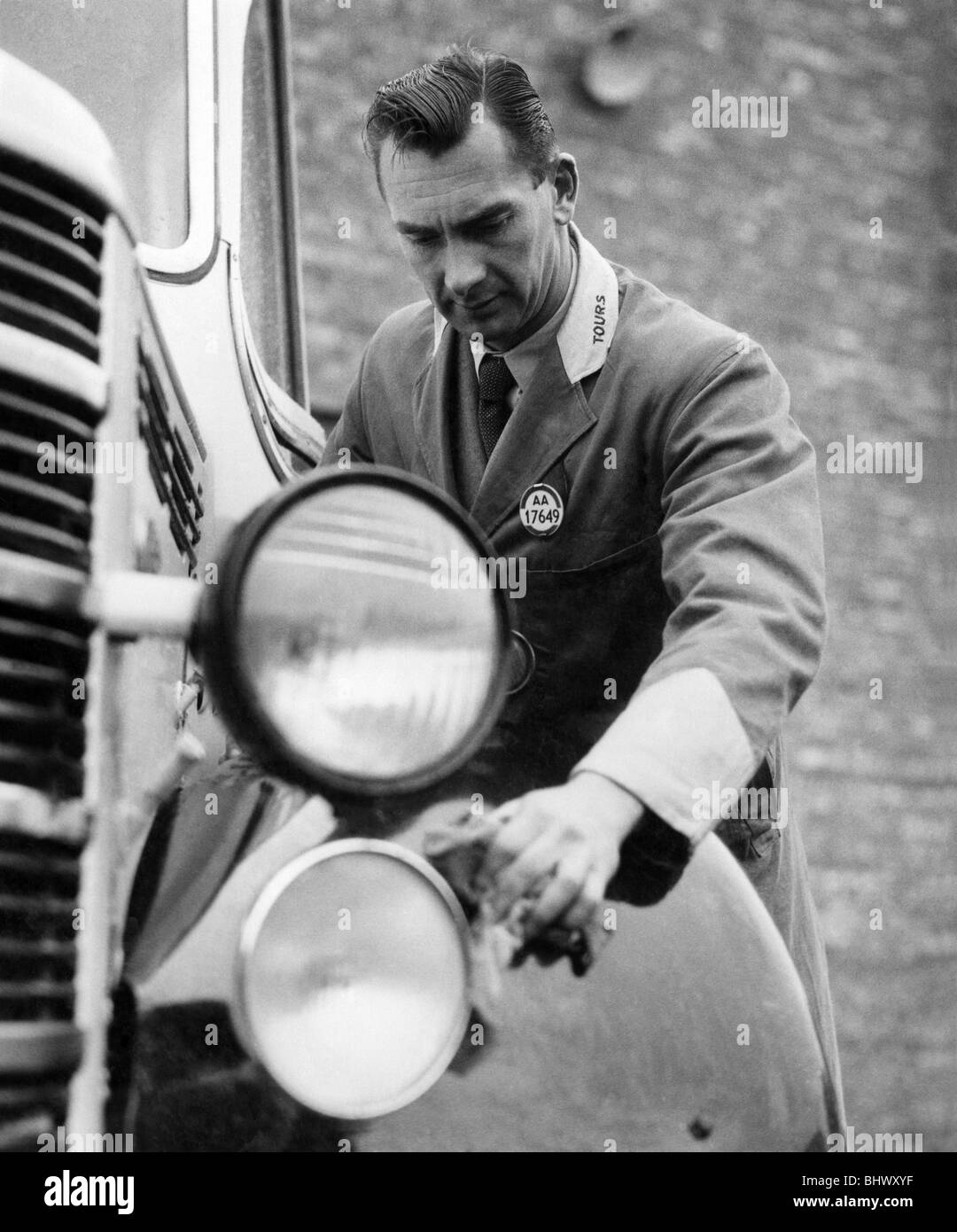 Newcastle calciatore Jackie Milburn visto qui vestito come un autista di autobus. 1957 circa in corrispondenza di uno stadio durante gli anni Cinquanta, Milburn ran Foto Stock