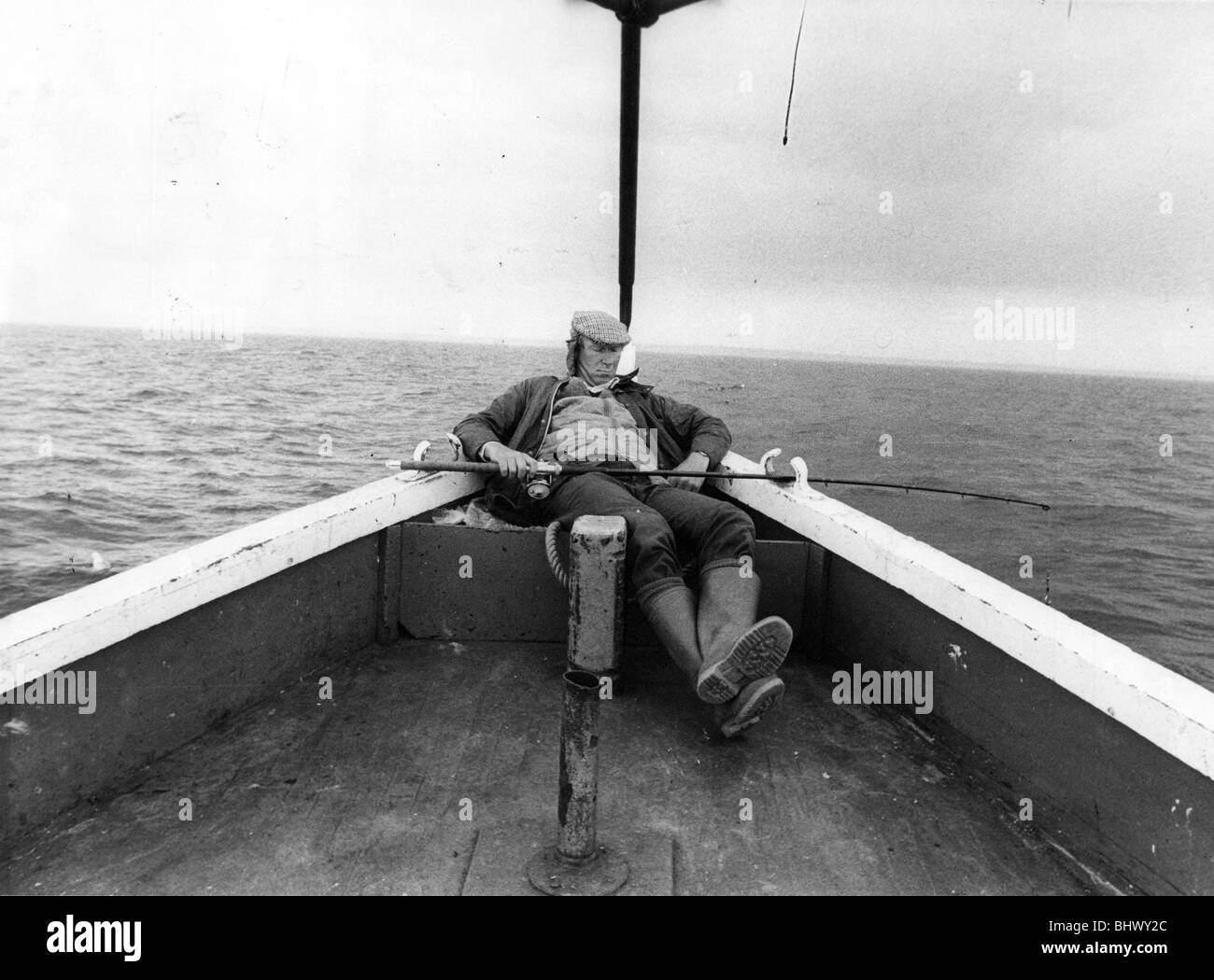 Jack Charlton afferra un rapido whislt snooze godendo di un pomeriggio di pesca con promozione assicurata, manager Arthur Cox storditi Tyneside spostando al Derby County dopo un contratto controversie nell'estate del 1984. Era tutto cambiare a Gallowgate nuovamente. È venuto in un eroe Geordie, vincitore della Coppa del mondo Jack Charlton, visto qui godendo di uno dei suoi passatempi preferiti, pesca. Foto Stock