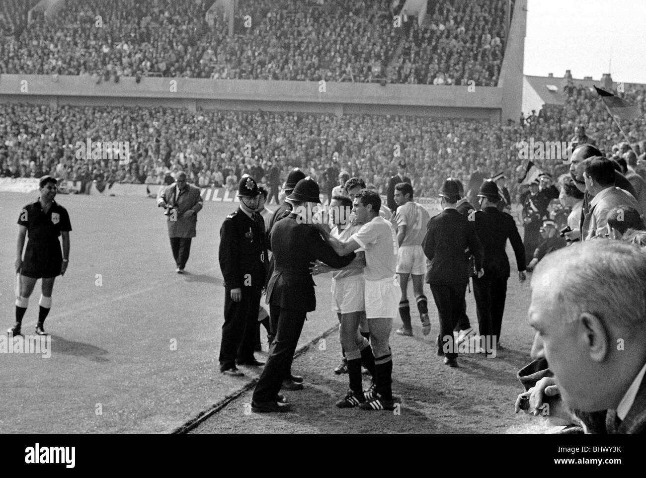 La Coppa del Mondo di calcio 1966 in Germania ovest v Uruguay arbitro Jim Finney chiede aiuto della polizia dopo Hector Silva si rifiuta di lasciare il passo dopo essere stato ordinato off per un fallo su Germania Helmut Haller ©Mirrorpix 1960s Foto Stock