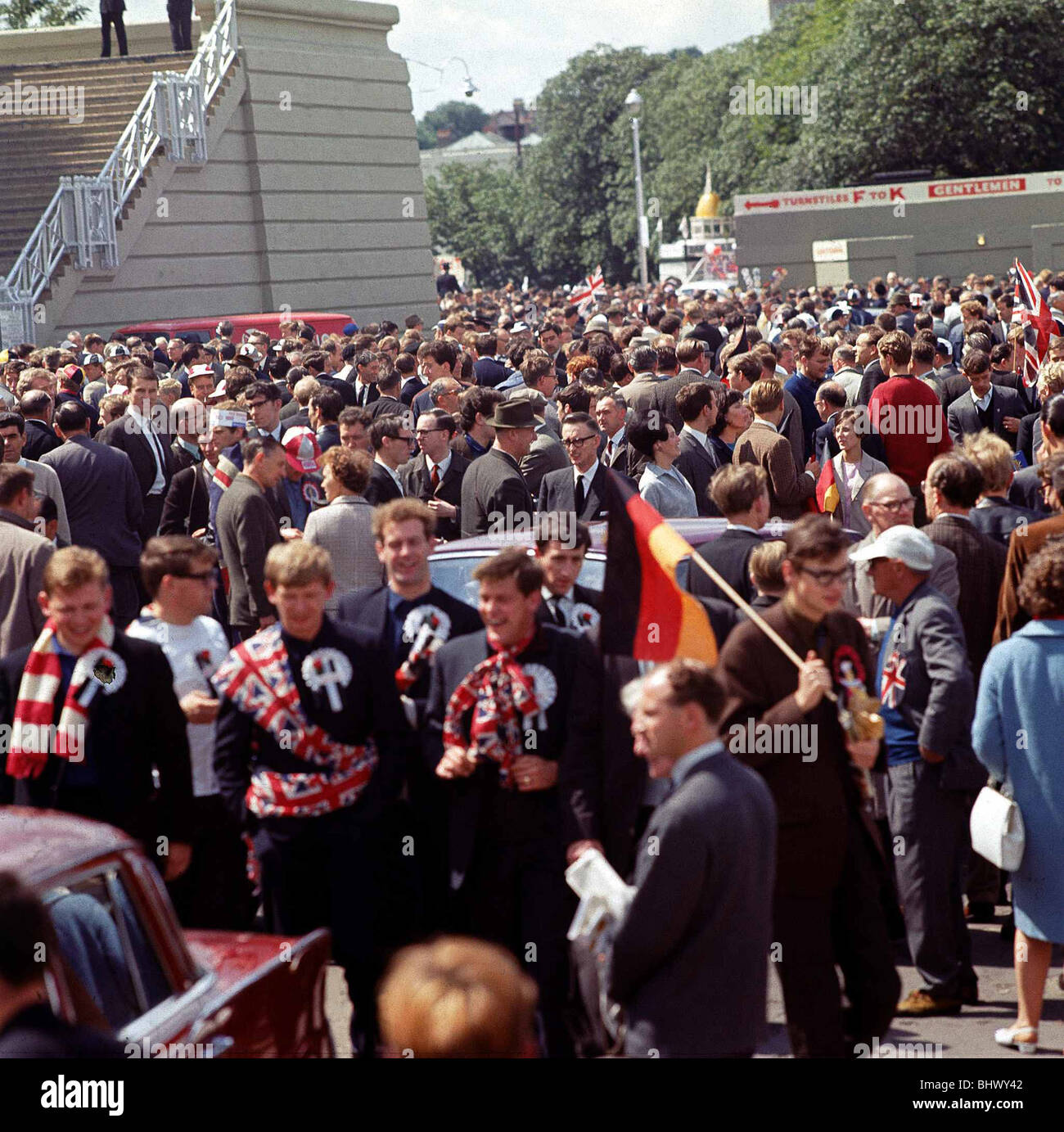 La Coppa del Mondo di Calcio 1966 finale di Coppa del Mondo Inghilterra ha battuto la Germania Ovest 4 - 2. La folla che arrivano al Wembley Stadium per la partita finale. Appassionati sostenitori Union Jack Flag tedesco ©Mirrorpix 1960s Foto Stock