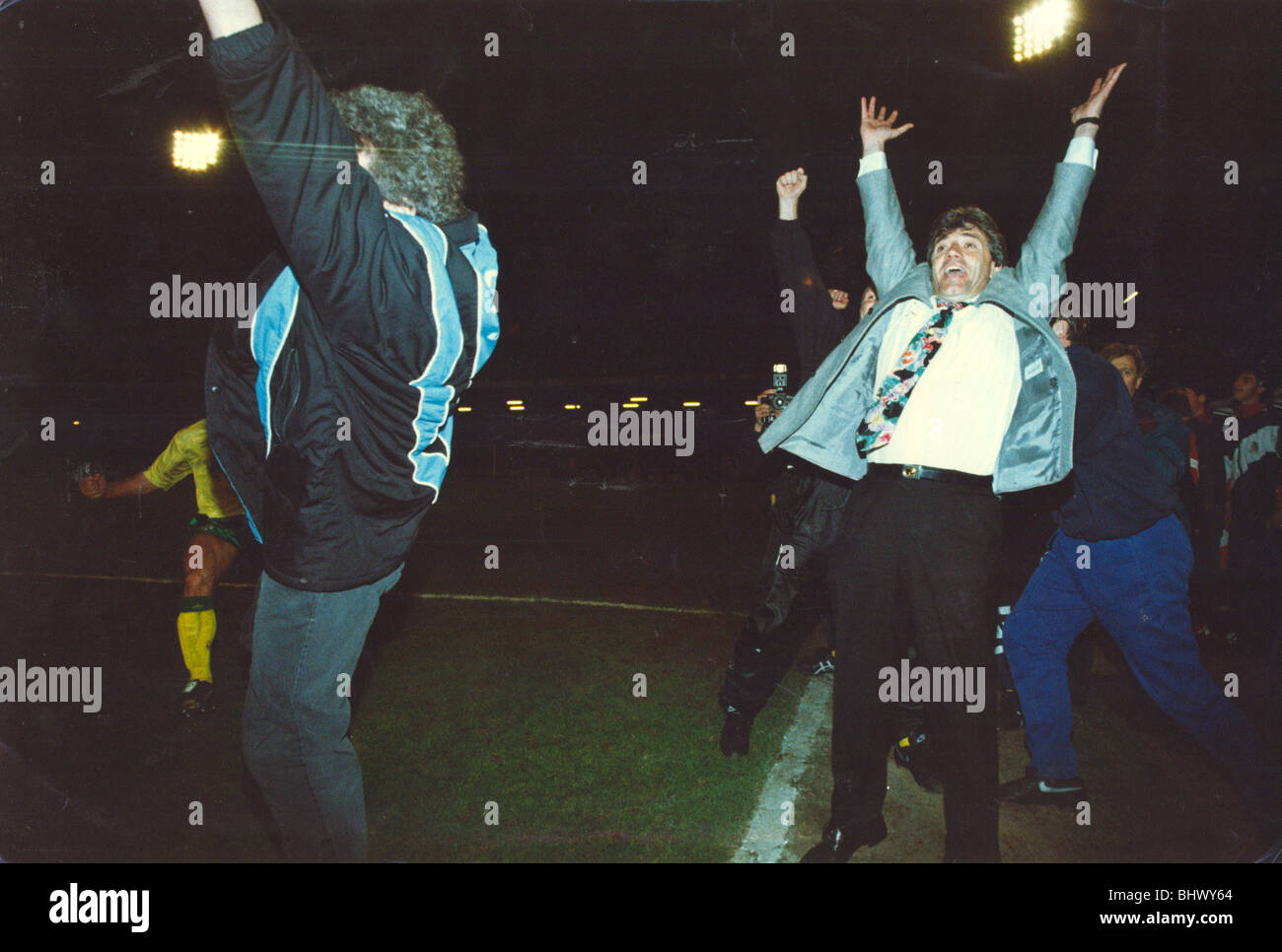 Newcastle United vince la prima divisione a Grimsby - Kevin Keegan e Terry McDermott celebrare. Newcastle promozione sigillato con una vittoria 2-0 su un emozione-riempita di sera a Grimsby nel maggio 1993. Kevin Keegan è catturato nel momento di successo. Terry McDermott (sinistra) è ugualmente giubilanti Foto Stock