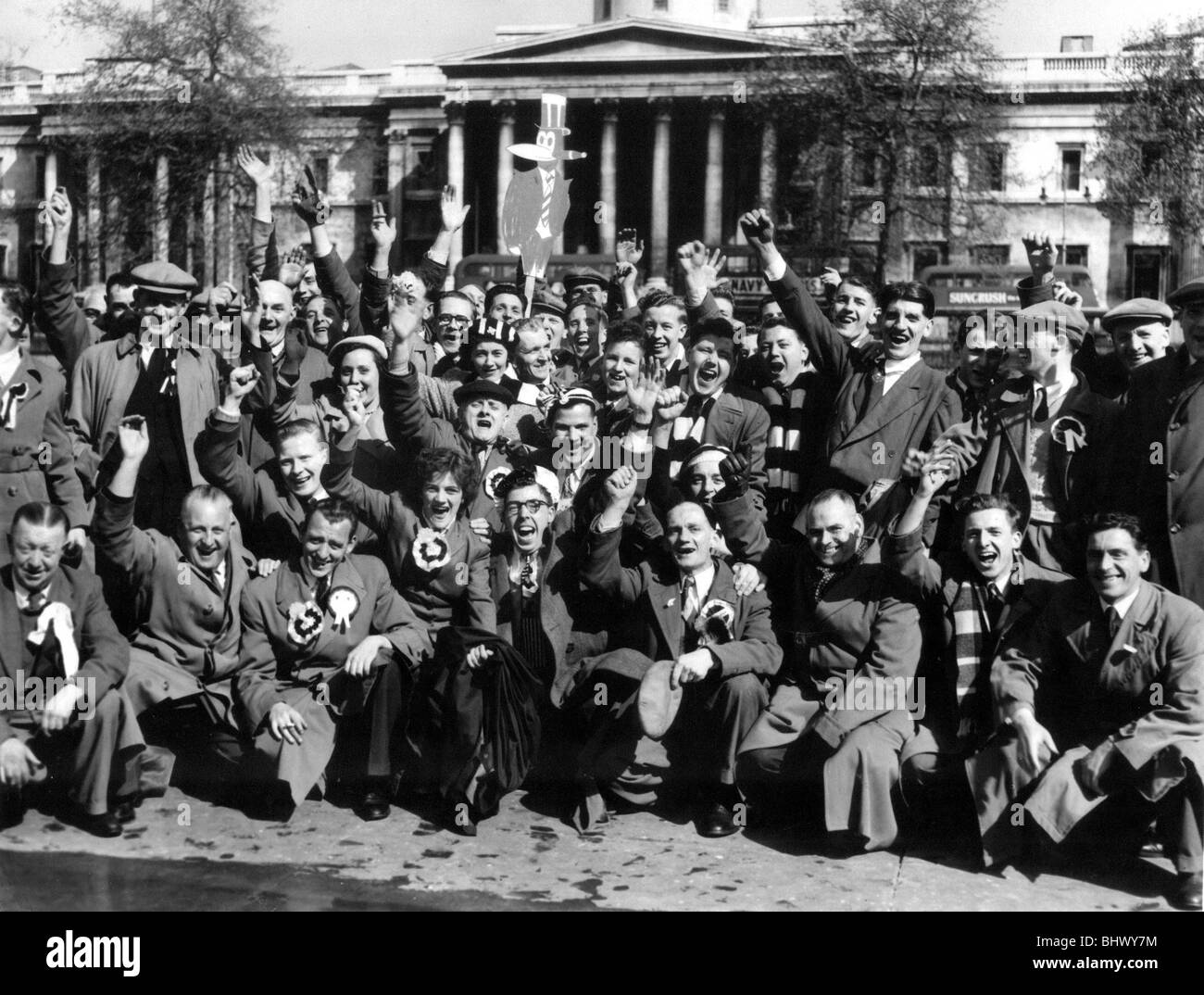 F.A. Cup Final 1955. Newcastle United 3-1 Manchester City. 07.05.55. I fan di Newcastle che si diverte prima della partita. I fan di Newcastle nel capitale di Trafalgar Square prima del 1955 finale di FA Cup. Moda e stili di capelli possono essere state diverse, ma un Geordie escursione per la finale è stata proprio la stessa negli anni Cinquanta come negli anni Novanta. Foto Stock