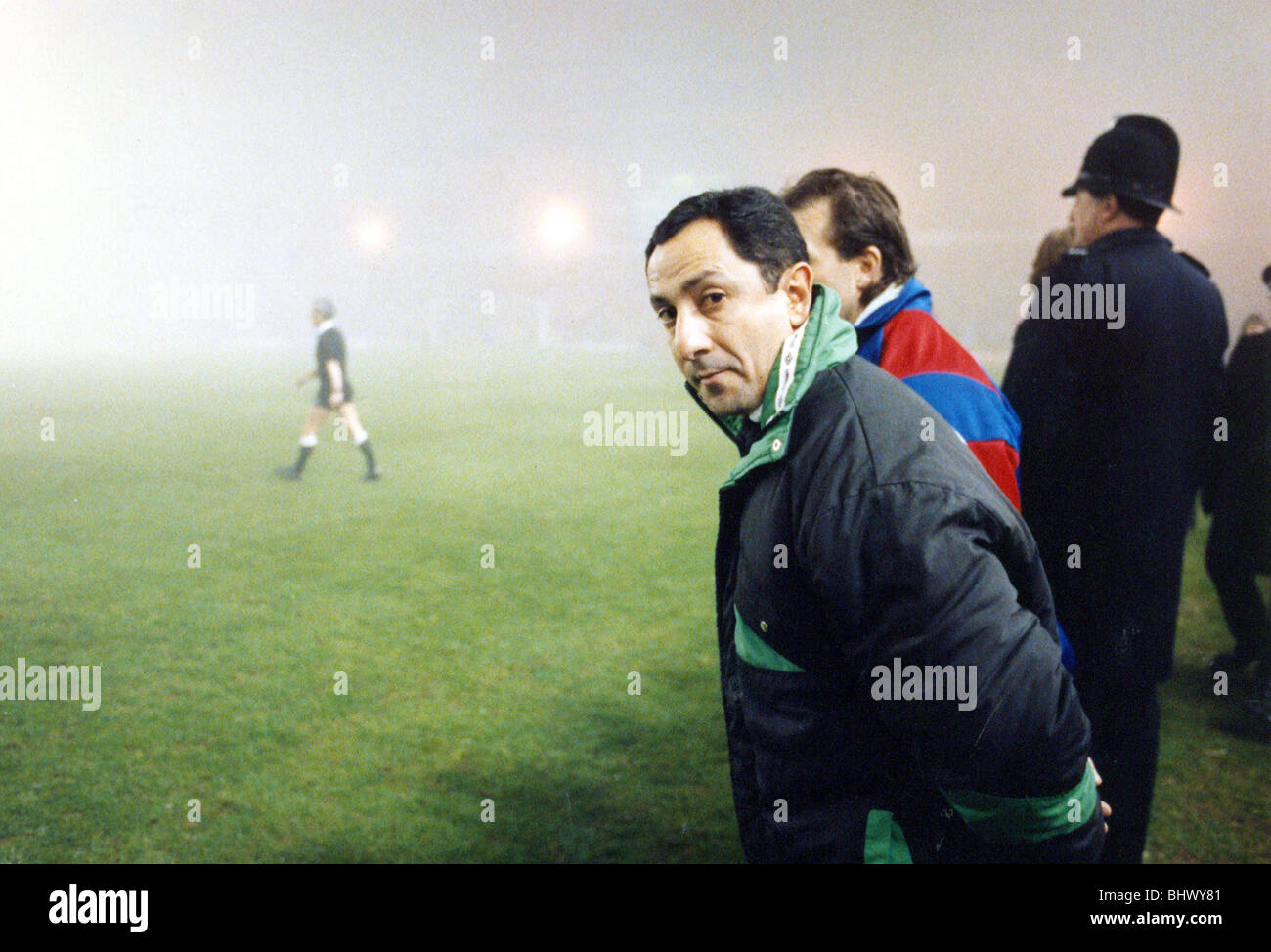 Bournemouth v Newcastle United FA Cup 4 Gennaio 1992 - Ossie Ardiles Newcastle United di quinta boss in poco più di dieci anni, Ossie Ardiles fu un altro celebre personalità e un altro vincitore della Coppa del mondo. Nominato nel marzo 1991 e di nuovo al manager la sedia con un'esperienza limitata alla città di Swindon, Ossie aveva un sogno di costruire un regno lato basato sulla gioventù. Fuori sono andato i giocatori esperti, è venuto il talento. Il risultato è stato affermabile - una slitta verso il basso nella tabella. Qui i coetanei argentino attraverso la nebbia contro Bournemouth durante una FA Cup riunione. Foto Stock