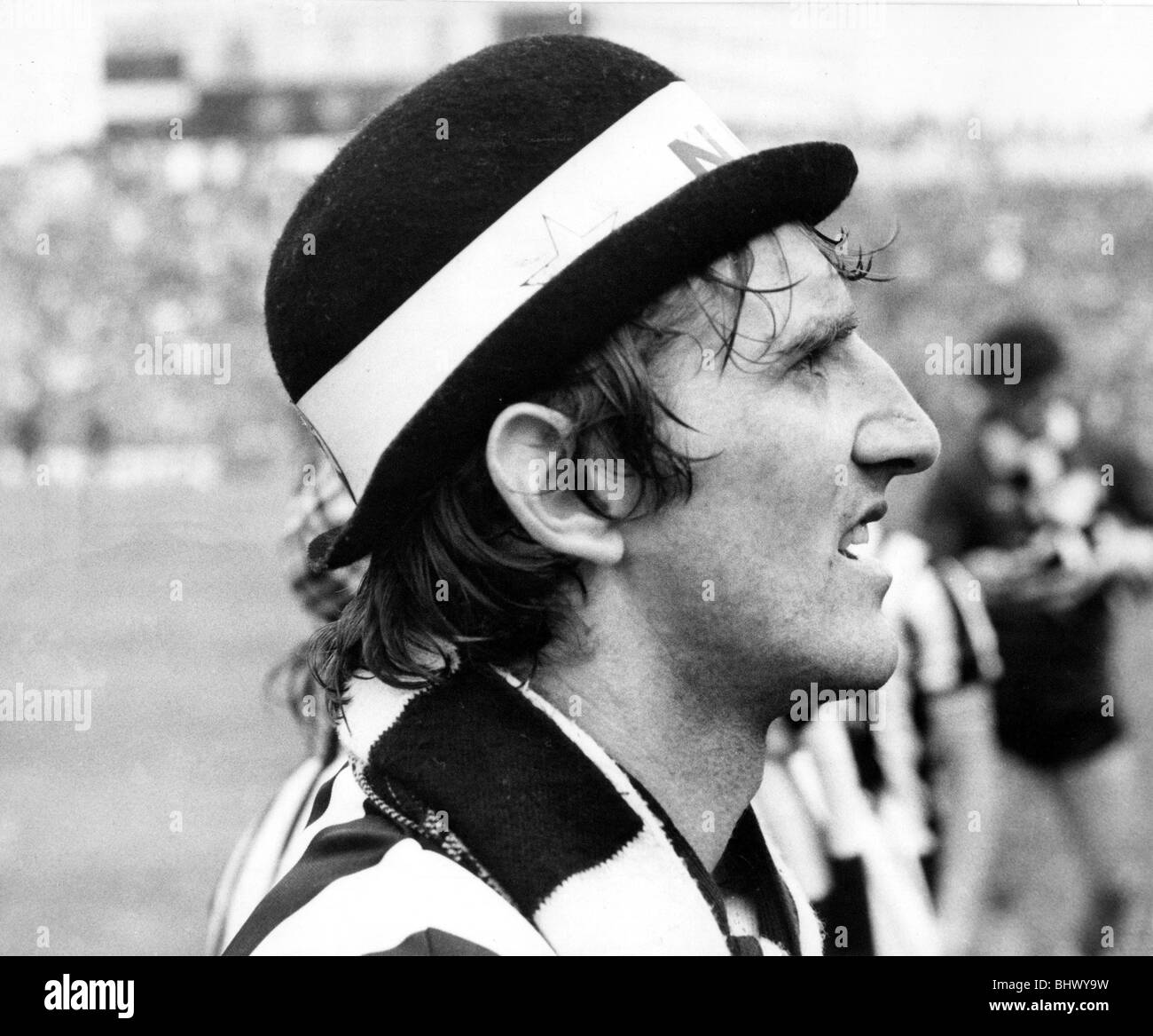 Newcastle United player John Anderson il 5 maggio 1984, indossando un fan del bowler, cercando emotivamente drenato tramite l'occasione. Foto Stock