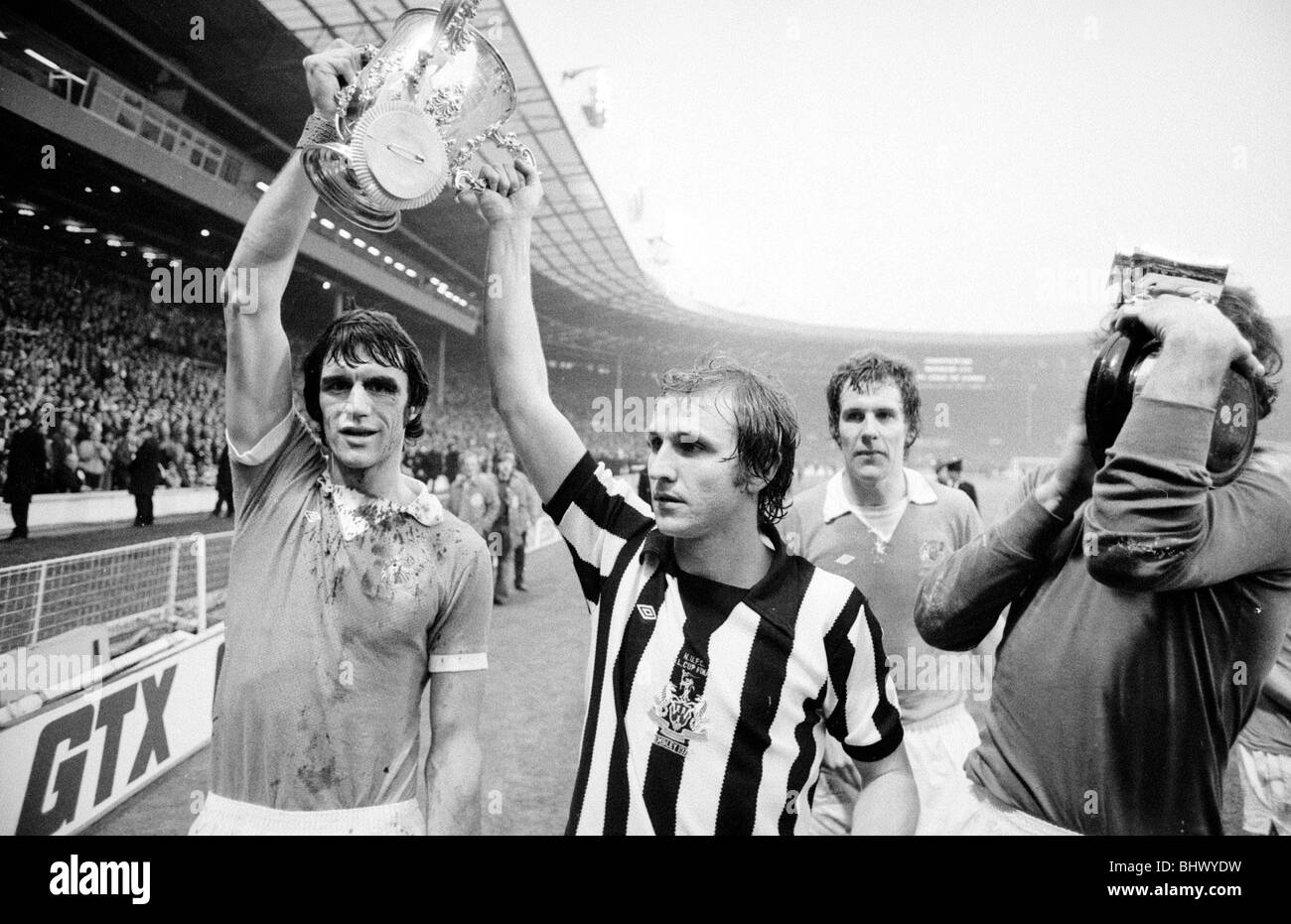 1976 finale di League Cup allo Stadio di Wembley. Manchester City 2 v Newcastle United 1. man city i giocatori con il trofeo su un giro di onore dopo la partita. Il 28 febbraio 1976. Foto Stock